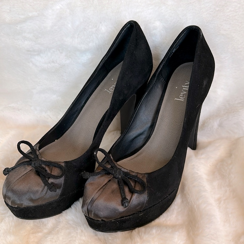 Levity 4.5” velvet and satin pump.  Size 6.  Never worn